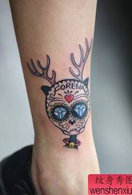 mergaitės koja yra dar vienas populiarus kaukolės tatuiruotės modelis