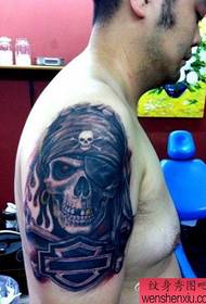 armar super stilig pirat skalle tatuering mönster