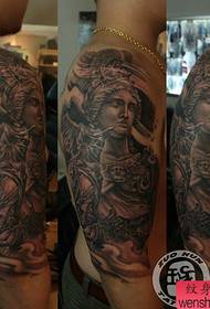 腕の人気の古典的な黒と白の天使のタトゥーパターン