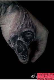 rokas skaists melno pelnu tetovējums