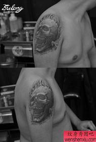 modèle de tatouage cool frêne noir dominateur bras masculin