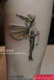 Dziewczyna lubi wzór tatuażu elfa