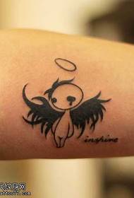 Melns, burvīgais eņģeļa tetovējuma raksts