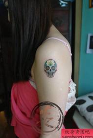 gadis mempersenjatai desain tato Eropa dan Amerika kecil yang indah