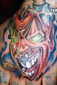 fumado de tatuaje de ruĝa diablo