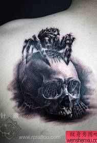 cráneo fresco con patrón de tatuaje de araña