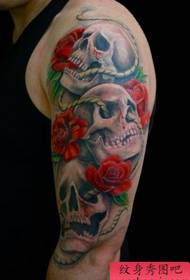 骷髅纹身图案:手臂骷髅玫瑰纹身图案