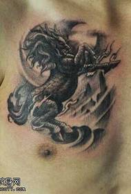 patrón de tatuaxe de unicornio gris negro no peito