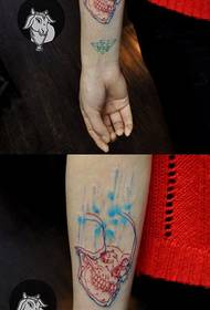 女孩手臂時尚好看的線條骷髏紋身圖案