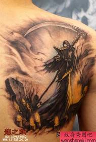vyrų nugaros dominuojantis klasikinis mirties tatuiruotės modelis
