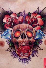 manlik Tafelpatroon op koele kleur skull oan 'e foarkant boarst