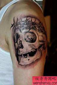 patró de tatuatge de crani realista de braç