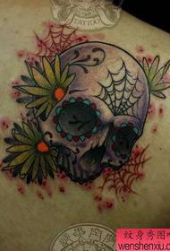 retour beau motif de tatouage crâne de couleur