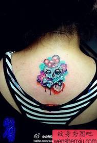 meitenes mugurā skaists uznirstošais tetovējums