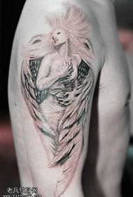 Wzór tatuażu kobiety anioł ramię