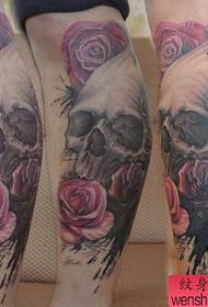 patrón de tatuaxe de cráneo: cor de pernas patrón de tatuaxe de rosa de cráneo