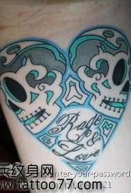 jambe alternative classique motif de tatouage crâne d'amour