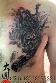 patrón de tatuaje de unicornio negro en el pecho