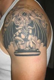 ramena črno-bela cerkev v tetovaži gargoyle