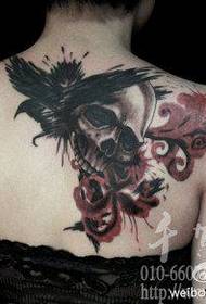 mergaitė atgal kaukolės kaukolę su kitos pusės gėlių tatuiruotės modeliu