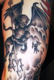 disegno del tatuaggio del diavolo piccolo tridente gamba grigia