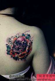 hombros de belleza Otro patrón popular del tatuaje de la rosa del cráneo