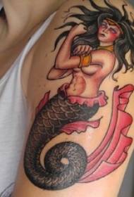ເດັກຊາຍແຕ້ມຮູບແຕ້ມດ້ວຍນ້ ຳ ສີໃສ່ແຂນສ້າງສັນຮູບພາບ tattoo mermaid ທີ່ລະອຽດອ່ອນ