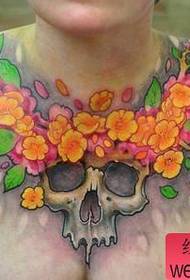 μπροστά στήθος απλό και όμορφο κρανίο με floral τατουάζ μοτίβο 151225 - αρσενικό χέρι αυταρχικός δροσερό μαύρο τέχνης τατουάζ μοτίβο