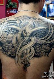 Das klassische Schutzengel-Tattoo-Muster auf dem Rücken des Jungen