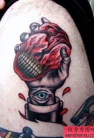 ingalo ehlukile yenhliziyo ye-skull tattoo epholile