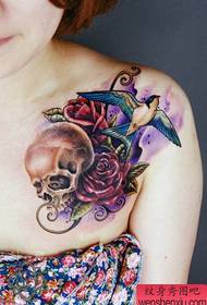 girl The chest is popular with the classic skull rose and swallow tattoo pattern