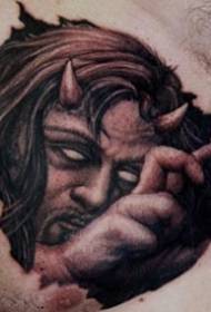 rog demona ispod uzorka tetovaže na koži