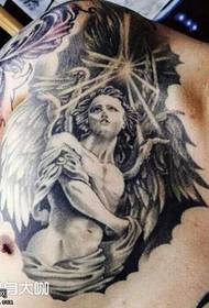 Patrón de tatuaje de ángel en el pecho