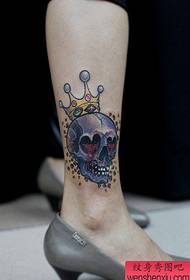 girls legs good-looking color skull with crown tattoo pattern