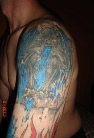 brazo gárgola y patrón de tatuaje de llama azul