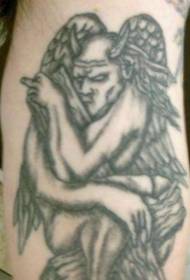 Gargoyle abbracciate un mudellu neru di tatuaggi