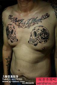mannlig foran brystet populært kjekk tatoveringsmønster for skallen