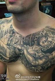 Анђео узорак тетоваже на грудима