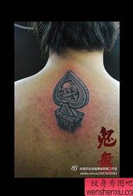 Το όμορφο μαύρο μοτίβο τατουάζ κρανίο ροδάκινο στην πλάτη