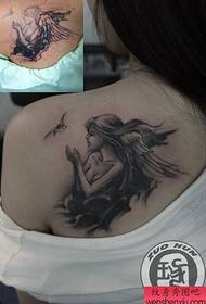 девушка Красивый ангел крылья татуировка узор на плече