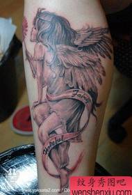 tatuaxe de muller: pernas de beleza tatuaxe de ángel patrón clásico