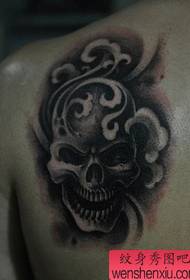 glīts izskatīgs tetovējums tetovējums uz pleca