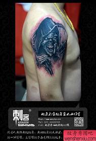 Dominujący na ramieniu fajny czarno-biały wzór tatuażu śmierci