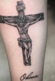 十字架とイエスのタトゥーの黒灰色のポイントにふくらはぎの男の子