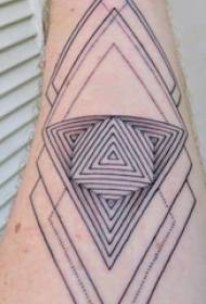 ramiona chłopców na czarnych geometrycznych liniach trójkąty i diamentowe tatuaże