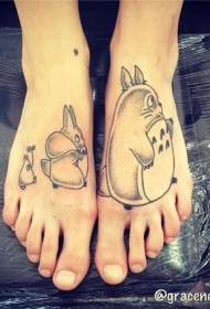 nnukwu nwa ọcha na katuunu toque tattoo ụkpụrụ na instep