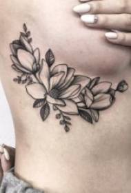 Τατουάζ λουλούδι θαμπό, αλλά εξαιρετικά όμορφο μοτίβο τατουάζ λουλουδιών