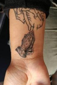 બ્લેક ગ્રે સ્કેચ સર્જનાત્મક ખ્રિસ્તી ધર્મ પ્રાર્થના જેસ્ચર ટેટુ ચિત્ર પર છોકરાનો હાથ