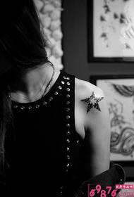 sort og hvid fempunkts stjerne totem tatovering