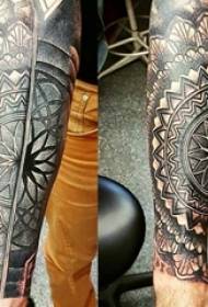 wavulana ndama kwenye mistari nyeusi ya jiometri ya kuumiza inayounda picha za tattoo